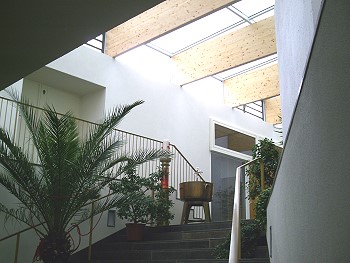 Das Foyer: eine mit Glas überdeckte Vorhalle 