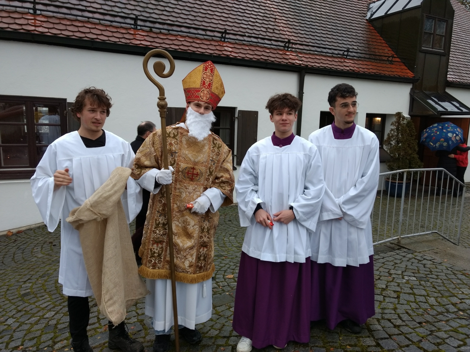 Nikolaus beim Geschenkeverteilen