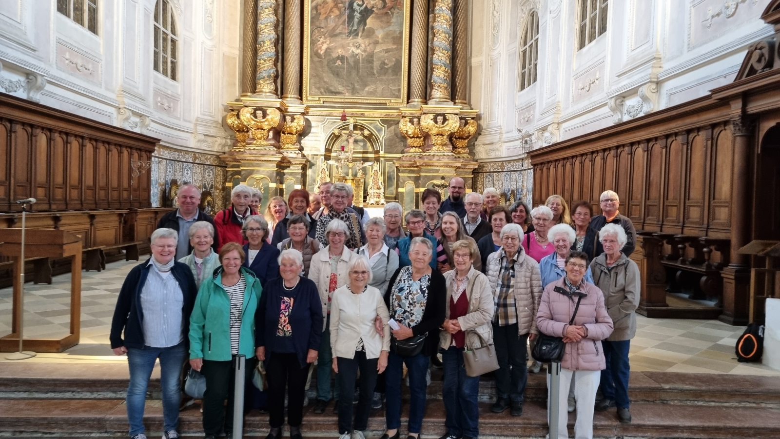 Wallfahrtsgruppe in Jesuitenkirche